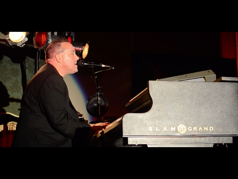 rick_singing_live_3